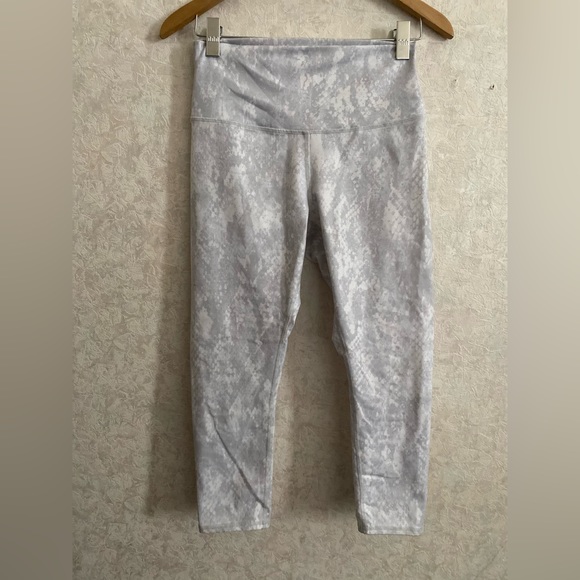 ALO Yoga Pants - alo women's medium cropped athletic leggings pants